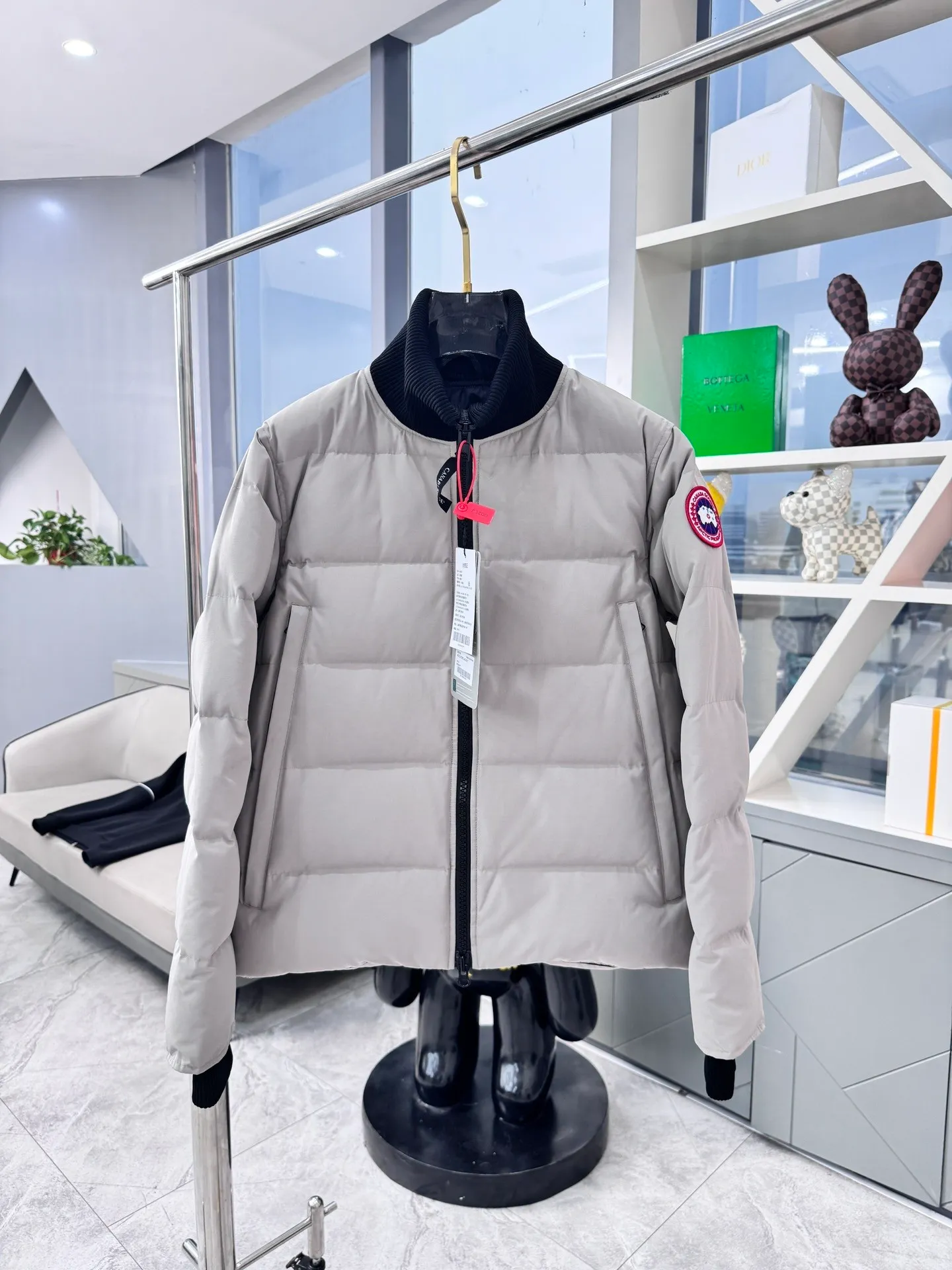 P740 ganand goose42 new short style for men. The most popular autumn and winter items on Instagram in recent years. More and more people are choosing down jackets. Fur collar: wolf hair! Super 3D technology waterproof fabric treatment, perfect wind resistance, cold resistance, and super temperature resistance! Built-in plush thermal storage and warmth, fast heating and quick warming up! Personalized design, exquisite craftsmanship, smooth to the touch, and comfortable on the skin. Double-layer windproof cuffs, windproof and antifreeze! The pocket design is beautiful and practical. Down jackets have been the most popular thermal suit in the world in the past two years, and they have far surpassed the down jackets in the kingdom. At the same time, the style is classic and never goes out of style. Don’t be afraid of this cold winter, you only need a down jacket and you can get it done. Black: lime, black, graphite gray Size: s-3xl